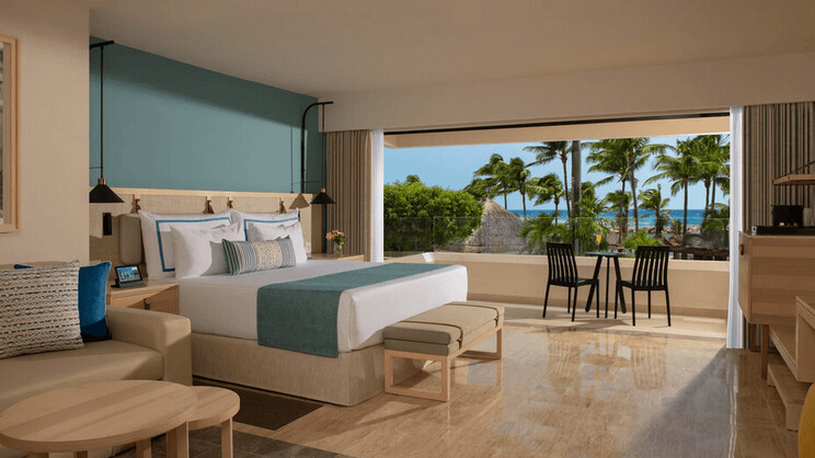 Preferred Club Family Room Pool View